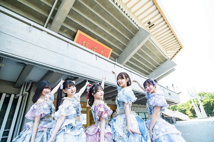 日本武道館の看板を指差す#ババババンビ。