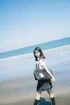 上村ひなの（日向坂46）写真集「そのままで」通常版裏表紙（撮影：藤原宏）