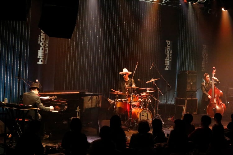 「H ZETTRIO Jazz Club Tour 2023 ～トリオが目に沁みるぜ Vol.1～」大阪・Billboard Live OSAKA公演の様子。（Photo by Kenju Uyama）