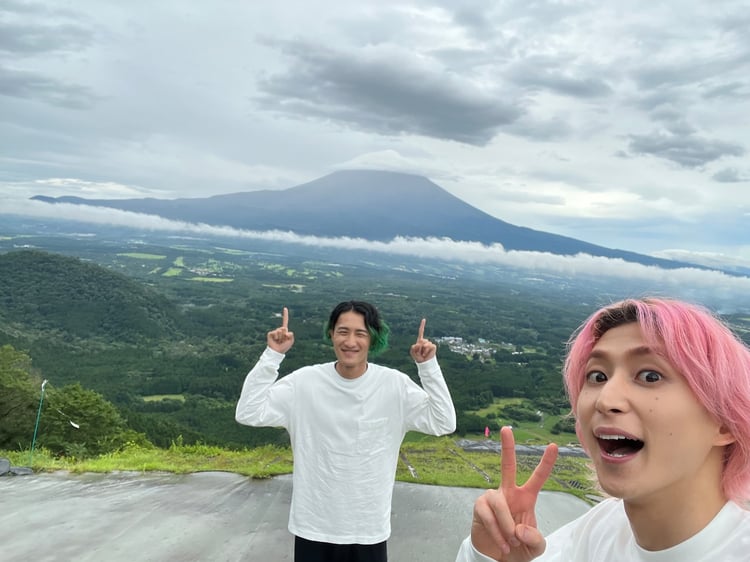 岩本照と佐久間大介の2人旅の様子。(c)関西テレビ