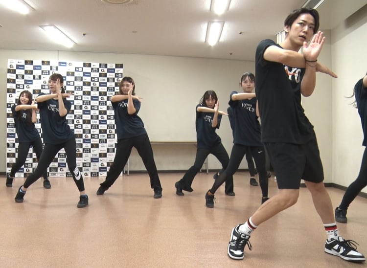 ヴィーナスとダンスを練習する亀梨和也。(c)日本テレビ