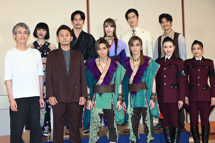 前列左より板垣恭一、新藤晴一、廣野凌大、平間壮一、小南満佑子、山口乃々華。後列左より玉置成実、平岡祐太、美弥るりか、水田航生、上口耕平。