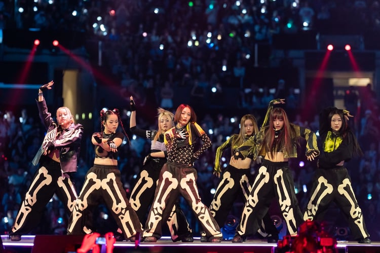 オープニングで2NE1「I AM THE BEST」をカバーしたXG。 (c)CJ ENM Co., Ltd, All Rights Reserved