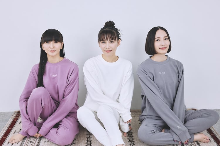 「Perfume×BAKUNE」を着用したPerfume。