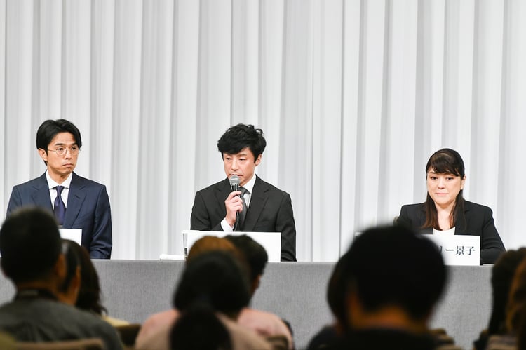 左から井ノ原快彦、東山紀之、藤島ジュリー景子氏。