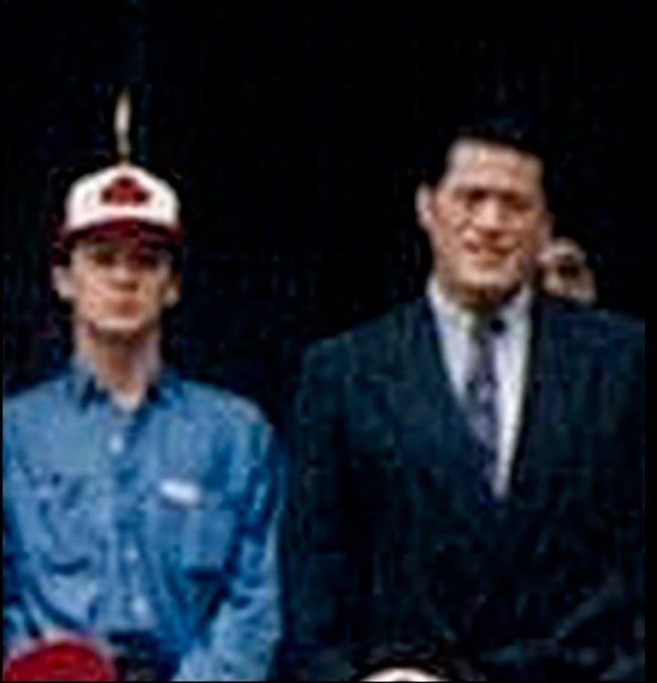 福山雅治（左）が18歳の頃に撮影された、アントニオ猪木（右）との記念写真。