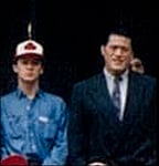 福山雅治（左）が18歳の頃に撮影された、アントニオ猪木（右）との記念写真。