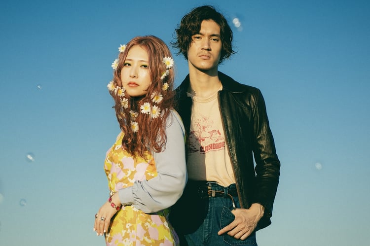 GLIM SPANKY。左が松尾レミ（Vo, G）。