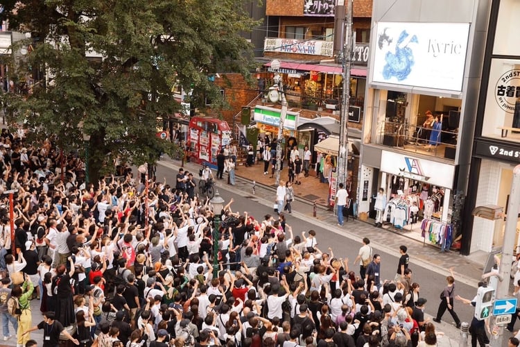 アイナ・ジ・エンドの路上ライブの様子。（Photo by sotobayashi kenta）