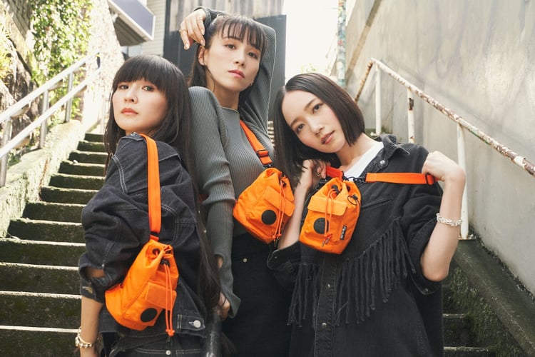 「PRFM×POTR」を持つPerfume。