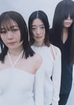 羊文学。中央が塩塚モエカ。