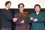 くるり結成27年、デビュー25年を祝して佐渡岳利監督からメンバーに花が贈られた。「ばらの花」にちなんで各メンバーに贈呈されたのは、ばら1輪。