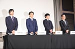 左から山田将之弁護士、井ノ原快彦、東山紀之、木目田裕弁護士。