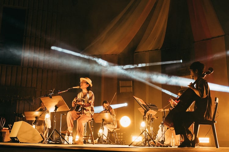 ハナレグミ「Faraway so close」東京・日比谷公園大音楽堂（日比谷野音）公演の様子。（Photo by RYO MITAMURA）