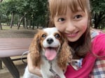 犬のお散歩を体験する佐々木彩夏。