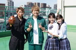 香取慎吾と生徒役の俳優たちのオフショット。