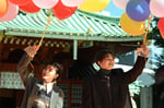 絵馬を風船に付けて飛ばすセントチヒロ・チッチ、花村想太（左から）。