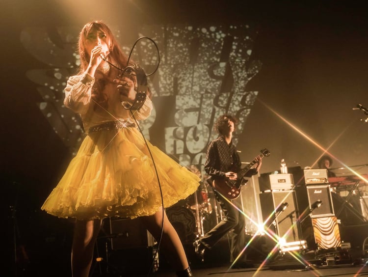 GLIM SPANKY「Into The Time Hole Tour 2022」東京・昭和女子大学人見記念講堂公演の様子。（撮影：上飯坂一）