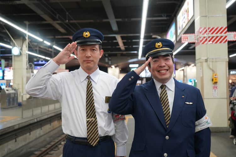 難波駅にて。左から高野線列車区長、徳永ゆうき。