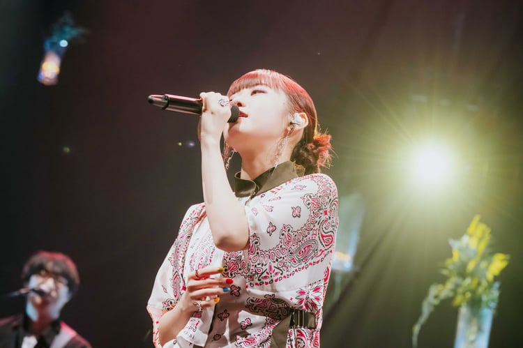 「＜楠木ともり全国ライブツアー＞TOMORI KUSUNOKI LIVE TOUR 2023『PRESENCE / ABSENCE』」キービジュアル