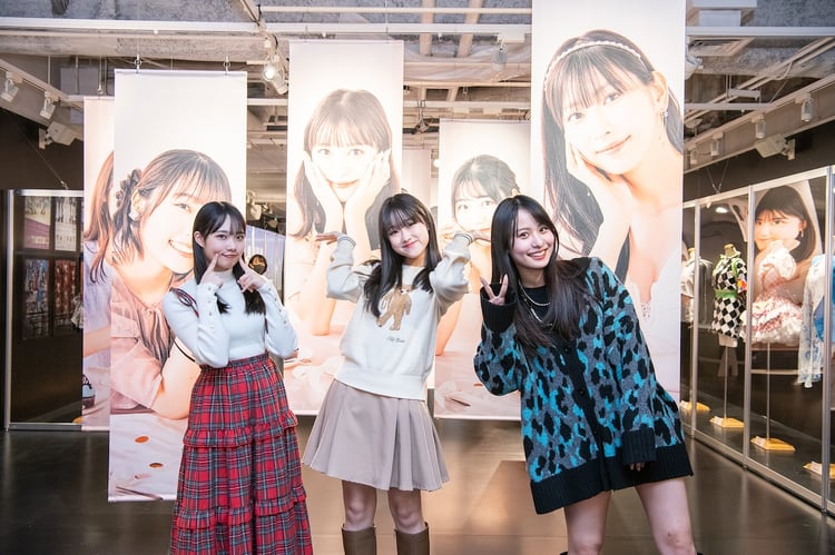 「Juice=Juice10周年企画展『10thで乾杯!!』」を訪れたJuice=Juiceの入江里咲、遠藤彩加里、石山咲良（左から）。