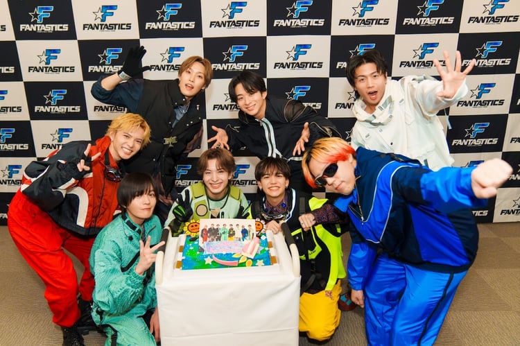 5周年を祝うケーキを囲むFANTASTICS。