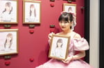 HKT48劇場に飾られていた自身の壁写真を外す田中美久。(c)Mercury