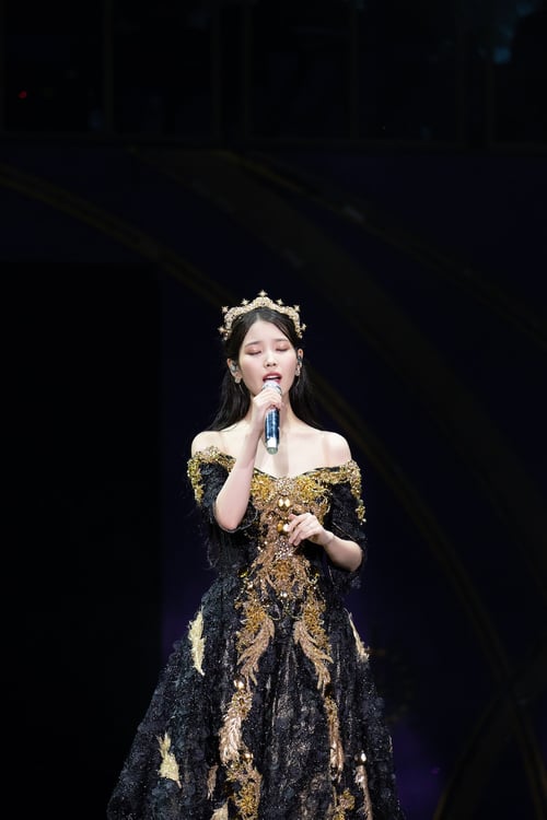 「IU Concert: The Golden Hour」より。