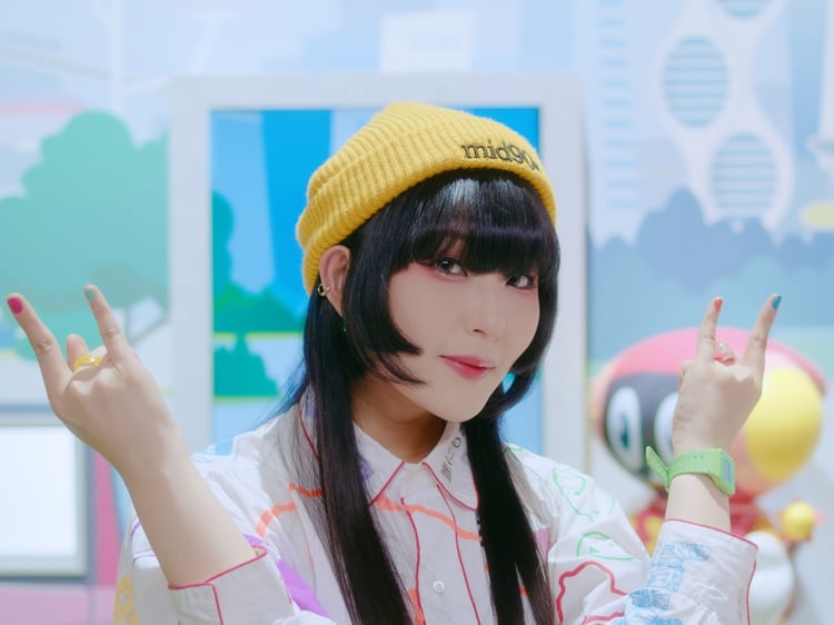 Daoko×Tomggg「ナナイロカラフル」ミュージックビデオより。