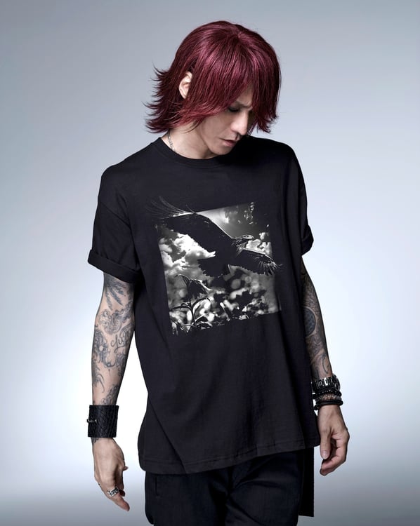 THE ONENESSのチャリティアイテムを着用するSUGIZO。