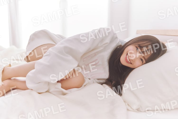 乃木坂46 5期生 写真集「あの頃、乃木坂にいた」封入特典ポスターのサンプル画像。(c)マガジンハウス