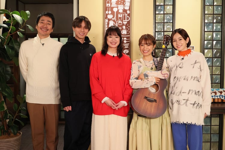 左から大森南朋、永瀬廉、門脇麦、miwa、前田敦子。 (c)日本テレビ