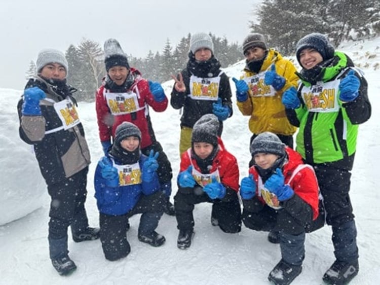 「ザ！鉄腕！DASH!!」巨大雪玉作りに挑む面々。(c)日本テレビ