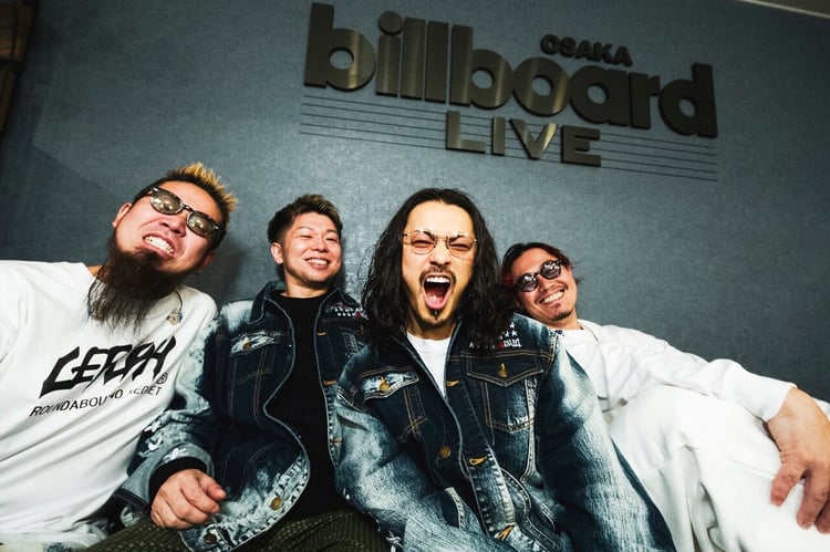 3月6日にBillboard Live OSAKAで撮影されたWANIMAと宗本康兵。（Photo by Jon…）