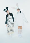 左から河田陽菜、上村ひなの。（Photo by Wakaba Noda） (c)KOBUNSHA