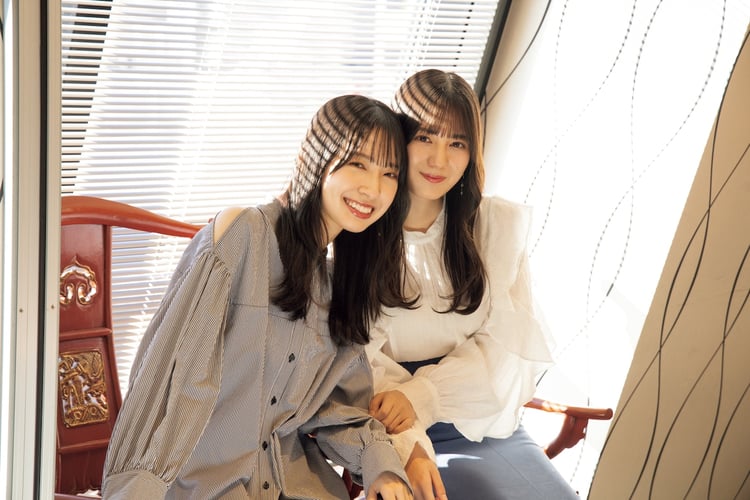 左から金村美玖、小坂菜緒。（Photo by Ittetsu Matsuoka）(c)KOBUNSHA