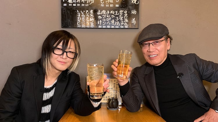 左からHISASHI、吉田類。