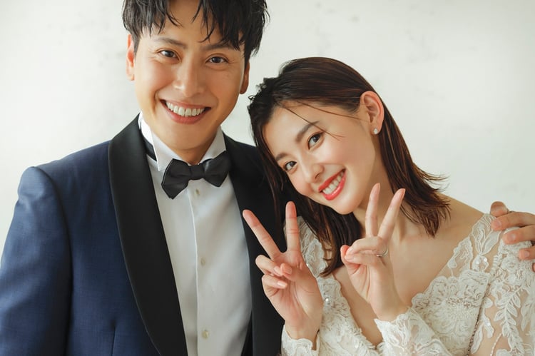 結婚発表時の山下健二郎（三代目 J SOUL BROTHERS）と朝比奈彩。