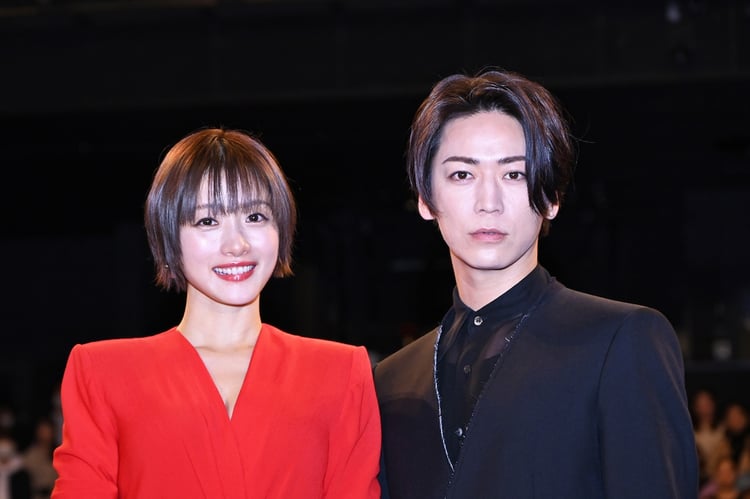 左から石原さとみ、亀梨和也（KAT-TUN）。