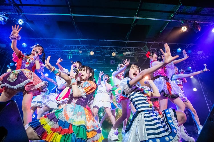虹のコンキスタドール「『マイレージラブツアー！～キミとふたり飛べたらいいなあ♡Supported by ANA～』新宿BLAZE ～虹コン10周年特別公演～」の様子。