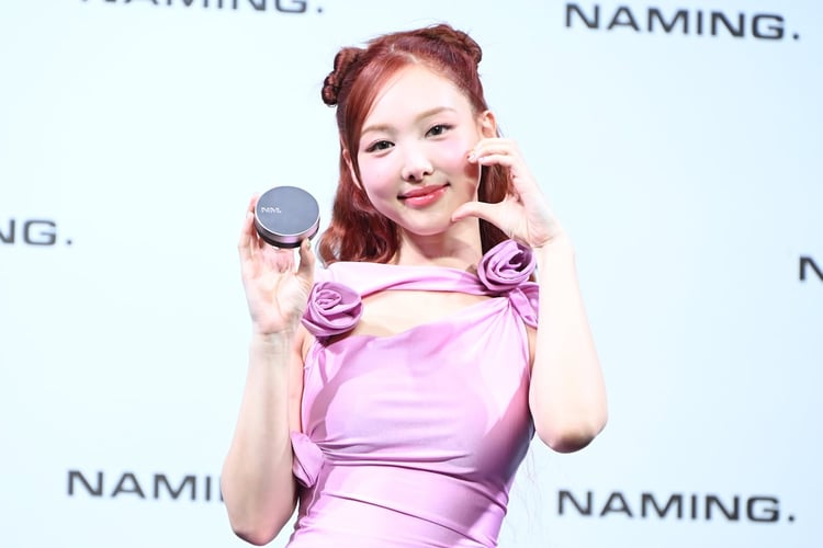 ルダハートポーズをするNAYEON（TWICE）。