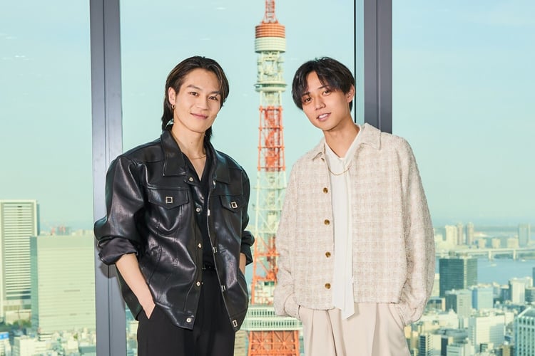 左から松田元太（Travis Japan）、永瀬廉（King & Prince）。2人の後ろには東京タワー。(c)江國香織 / マガジンハウス / 新潮社 / テレビ朝日・ストームレーベルズ