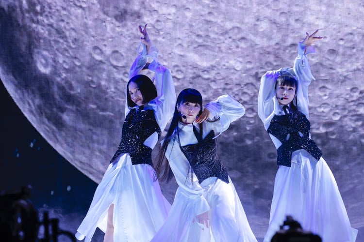 「Perfume Countdown Live 2023→2024 "COD3 OF P3RFUM3" ZOZ5」の様子。（Photo by Yasuyuki Kimura）