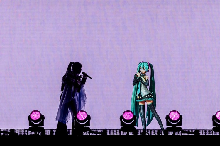 左からAdo、初音ミク。新曲「桜日和とタイムマシン」をパフォーマンスしている。（Photo by Viola Kam［V’z Twinkle］）