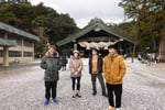 鈴木圭介（左から2番目）とフラワーカンパニーズの面々。今年1月に「神さまツアー」で訪れた島根の出雲大社にて。