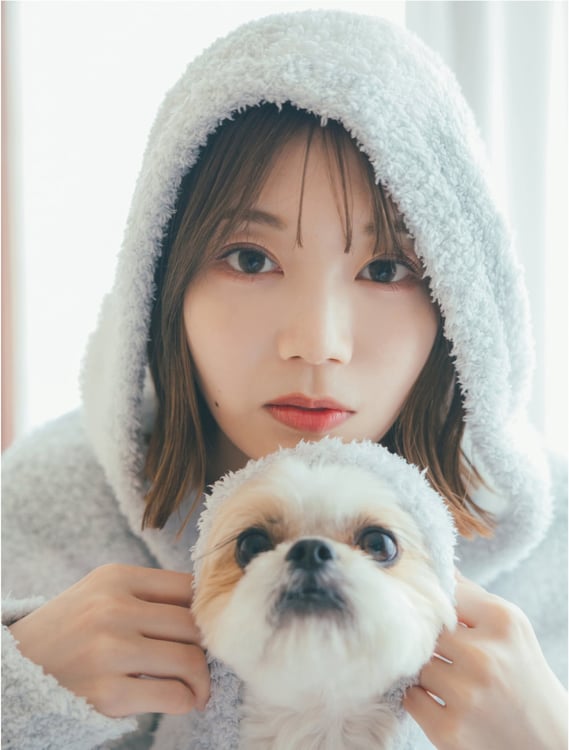 高本彩花の1st写真集「僕の記憶の中で」より、愛犬・ちぇりとのツーショット。（撮影：東京祐）(c)KOBUNSHA