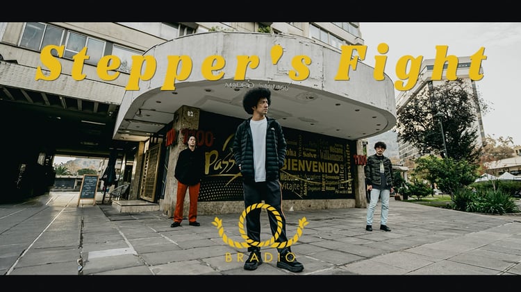 BRADIO「Stepper's Fight」ミュージックビデオより。