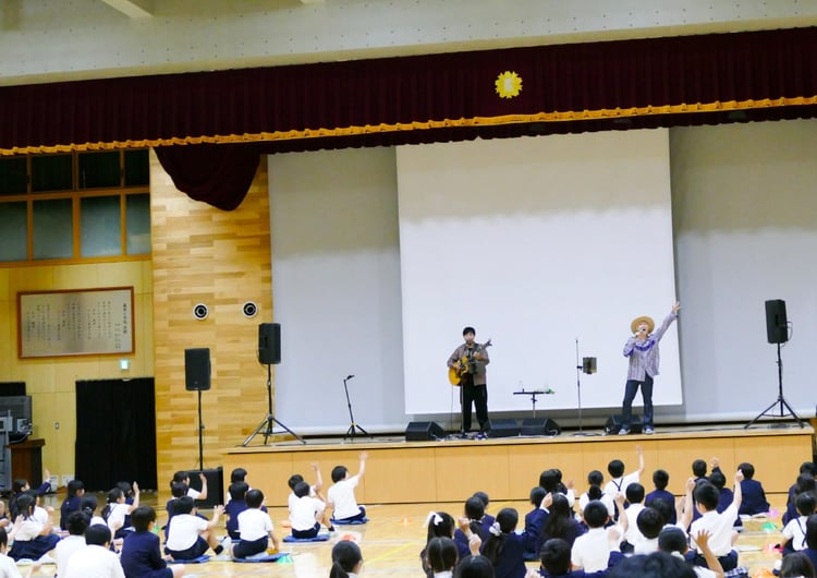 体育館に歌声を響かせる吉田山田。（写真提供：日音）