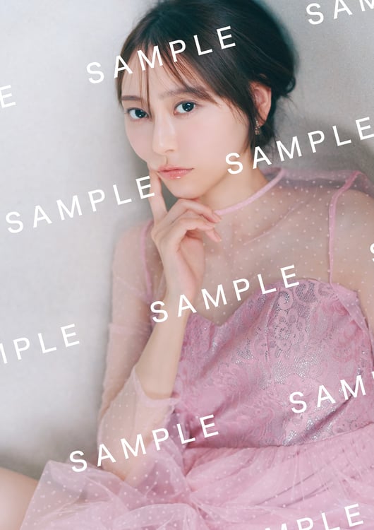 弓木奈於（乃木坂46）1st写真集「天使だったのか」セブンネットショッピング特典のポスター画像（撮影：三瓶康友 / ワン・パブリッシング）