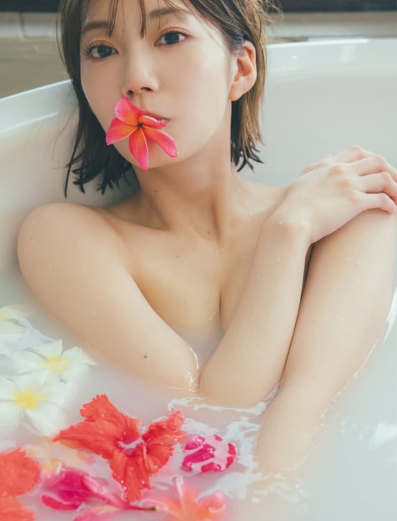 高本彩花の1st写真集「僕の記憶の中で」より。（撮影：東京祐）(c)KOBUNSHA